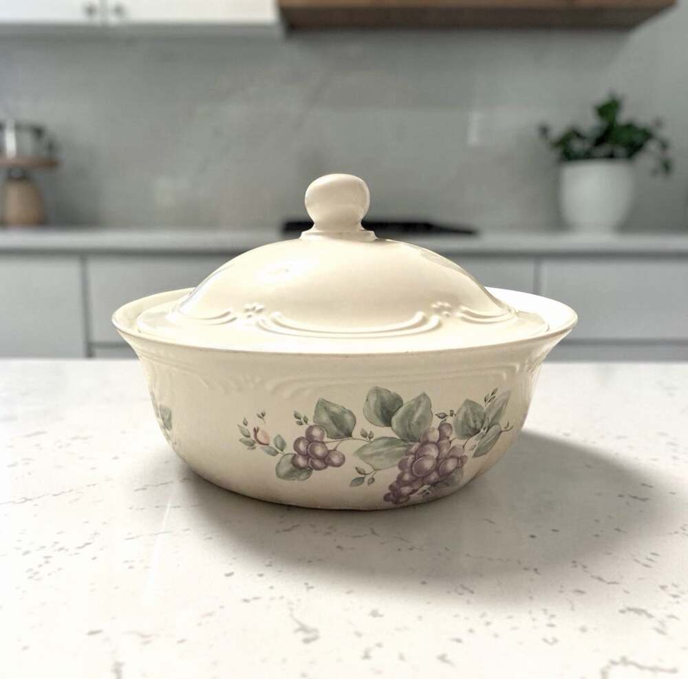 Vintage Pfaltzgraff Grapevine 2.25 Qt Covered Casserole Dish Lid USA 4104/69